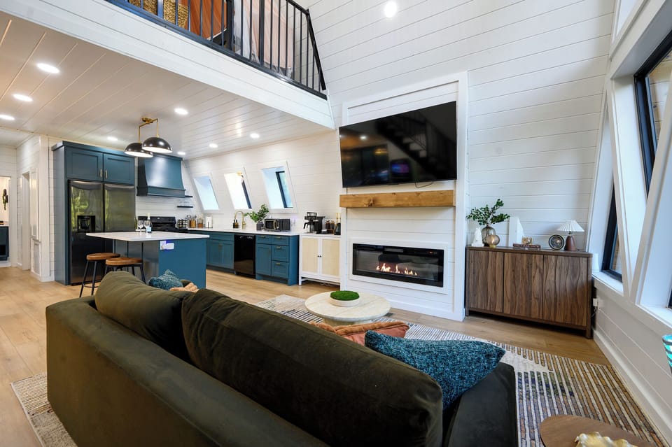 Sunlight, treetop views & a cozy fireplace — this is cabin living