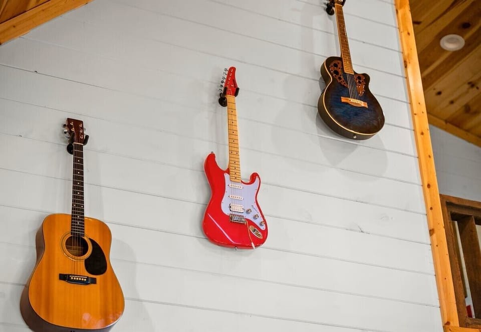 Music-inspired décor with mounted guitars and warm cabin charm