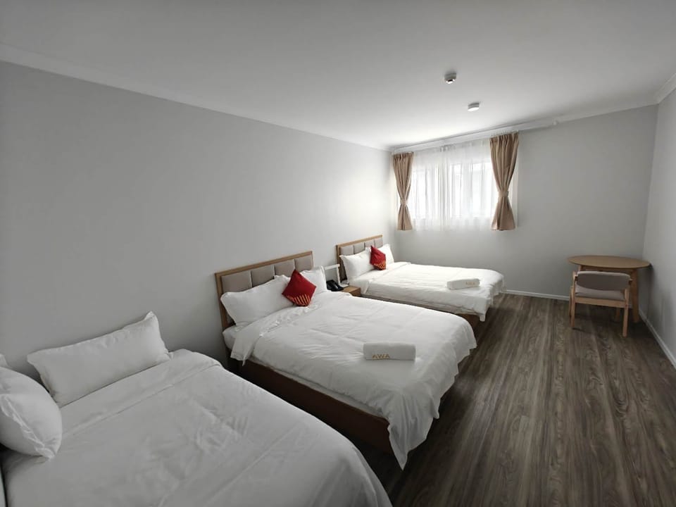 Deluxe Triple Room | In-room safe, iron/ironing board, WiFi (free), bed sheets