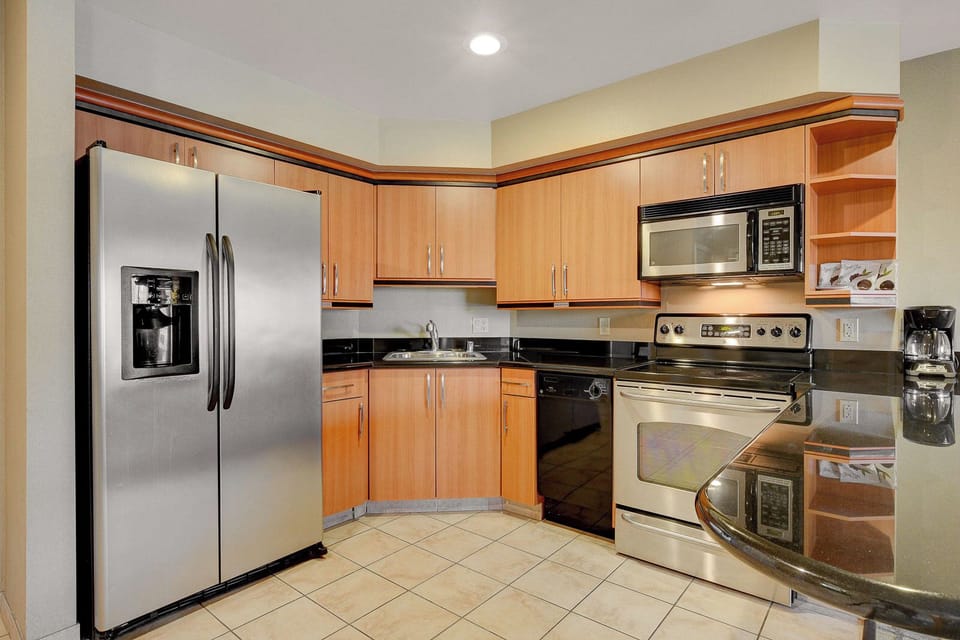 Family Suite, City View | Private kitchen | Coffee/tea maker, full-size fridge, microwave, oven