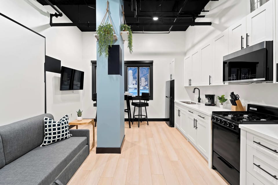 🌆 As daylight fades, the space settles into an easy glow perfect for winding down together.