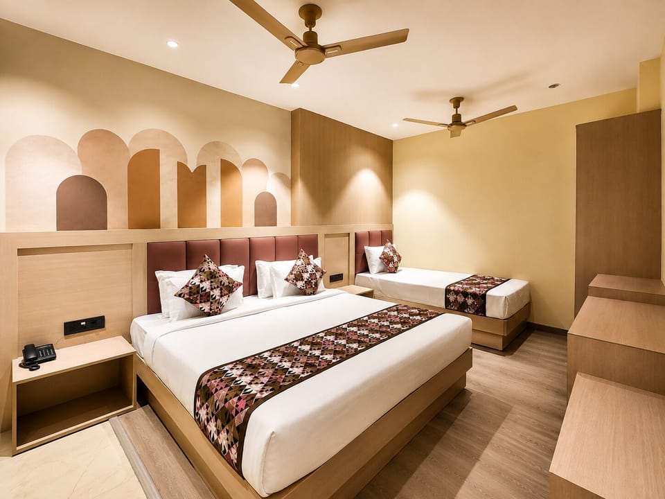 Deluxe Triple Room | Desk, laptop workspace, soundproofing, iron/ironing board