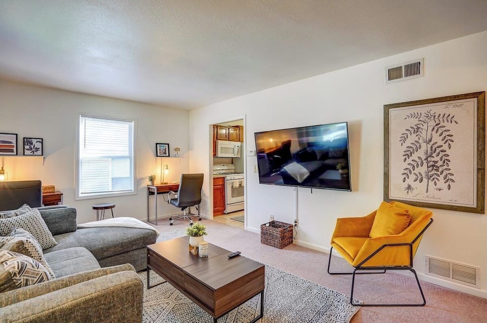 Living room with seating for four and Roku Smart TV for your Netflix or other platforms!