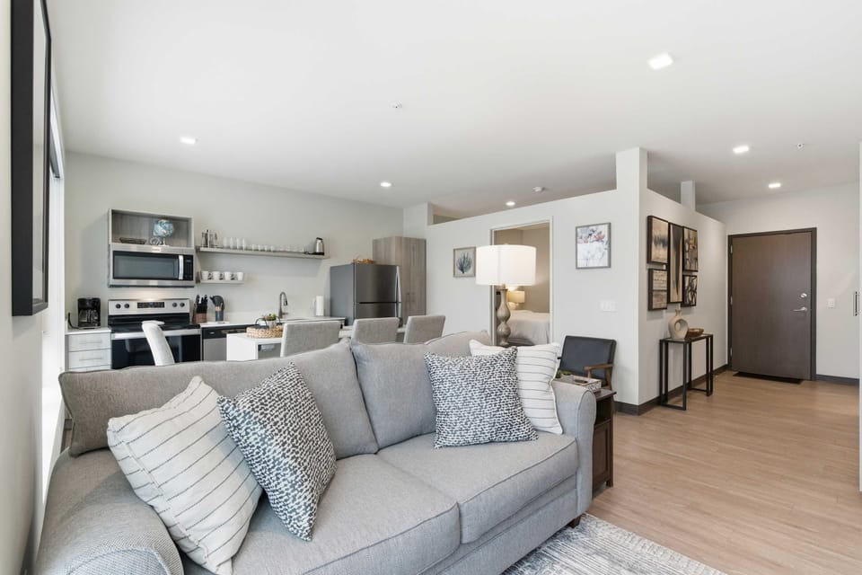 Enjoy a clean, modern stay in this newly updated apartment located just minutes from the Milwaukee Medical Center. Thoughtfully furnished and designed for comfort, this space is perfect for travel nurses, medical professionals, and extended stays.