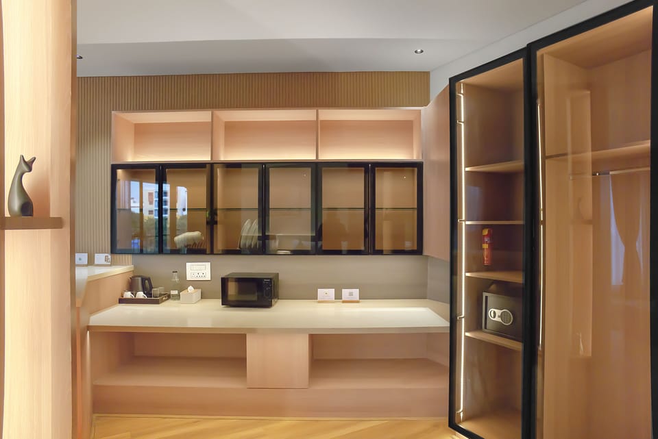 Deluxe Suite | Bathroom | Free toiletries, towels, soap, shampoo