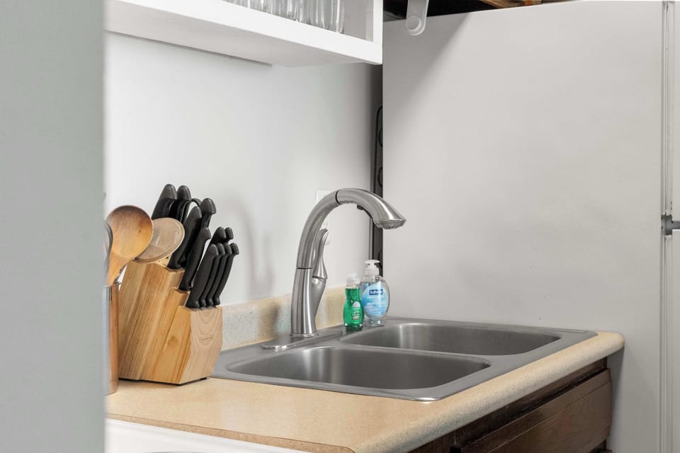 Dual-basin sink and full knife set make meal prep and cleanup simple. Ideal for longer stays where cooking at home is part of the routine.