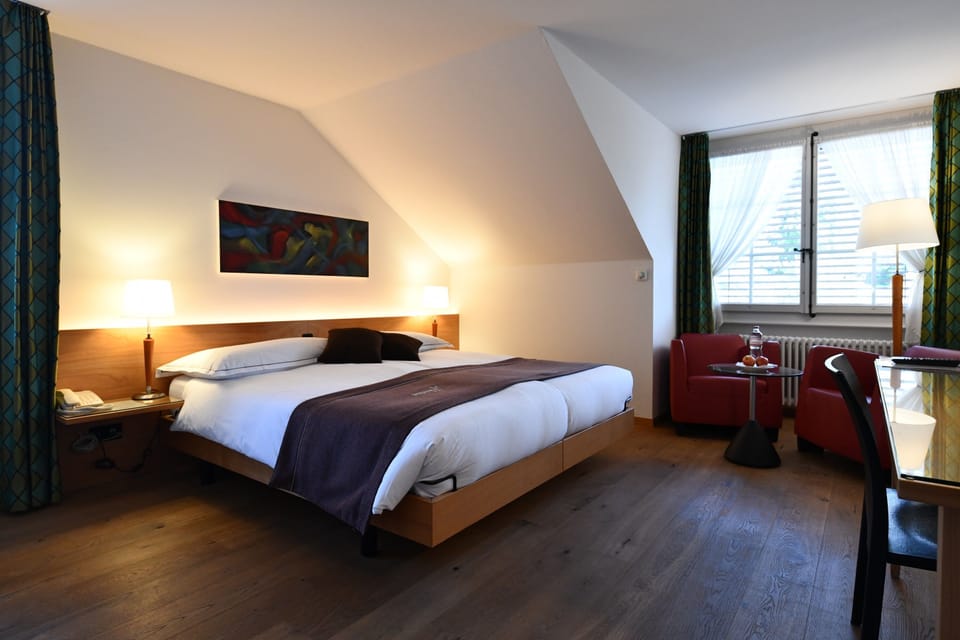 Roof | Hypo-allergenic bedding, minibar, in-room safe, desk