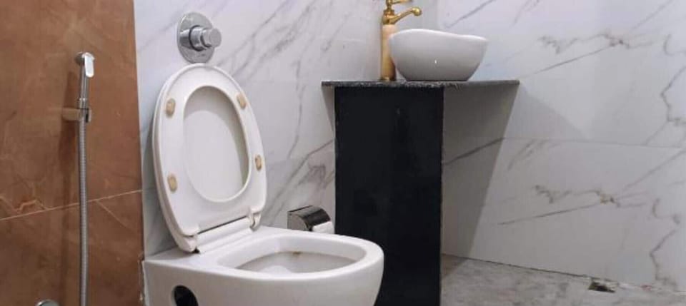 Free toiletries, toilet paper
