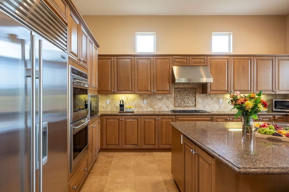 Fully stocked kitchen: stainless steel appliances and large island, 3 bar stools, designated work desk and chair, walk-in pantry, kitchen nook with 5-person round table