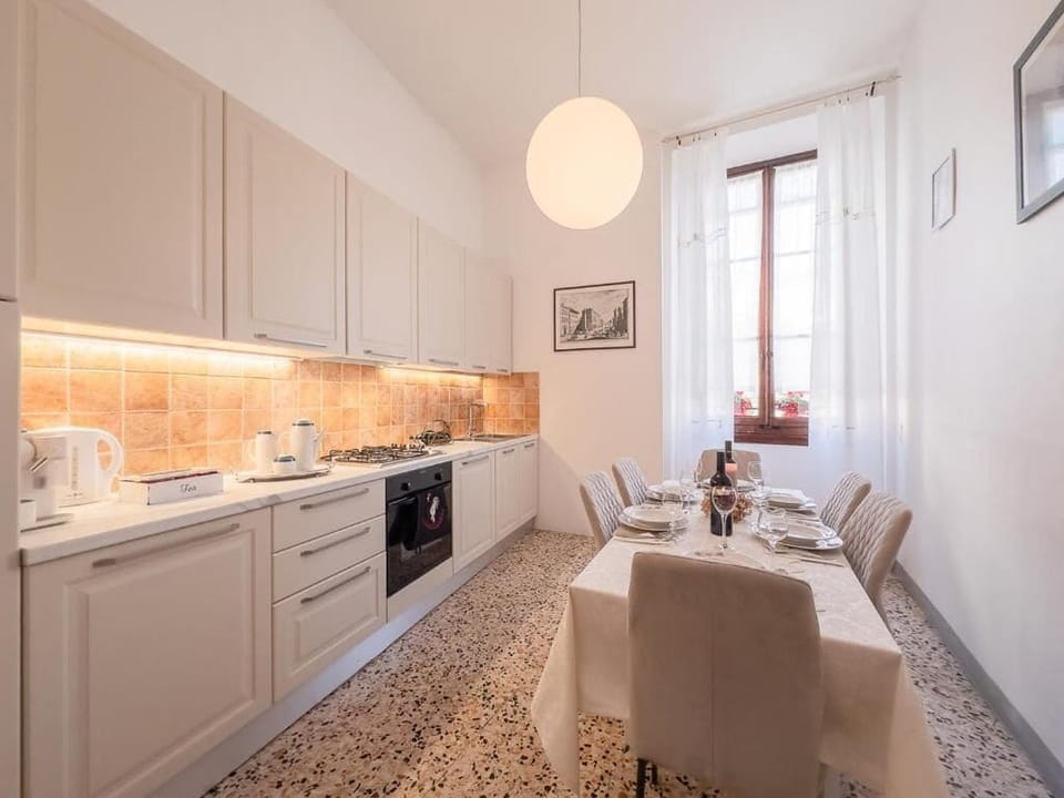 Deluxe Apartment, Courtyard View | Private kitchen
