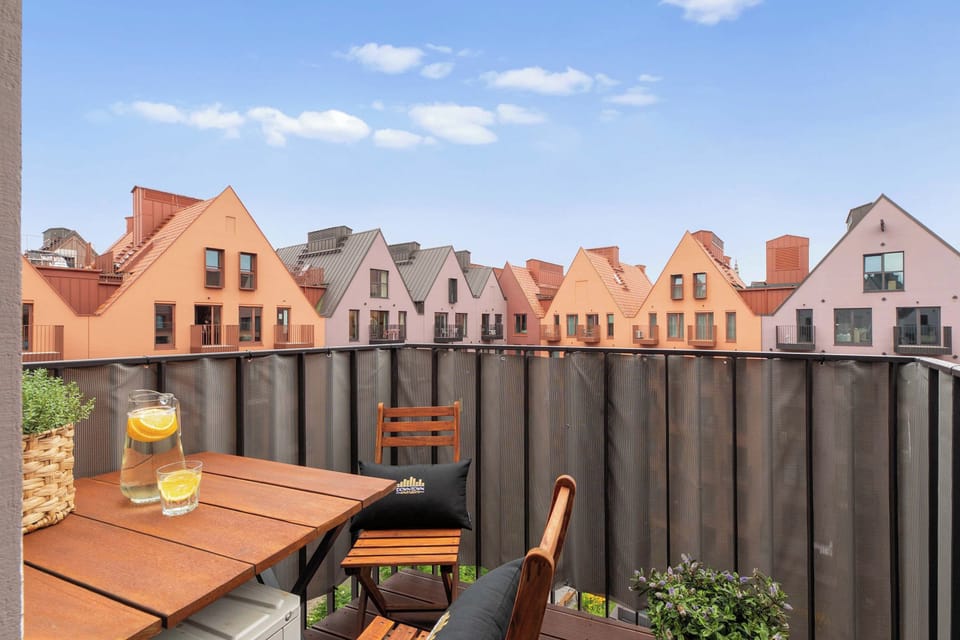 Apartament posiada umeblowany balkon, z którego rozciąga się widok na charakterystyczną zabudowę Wyspy Spichrzów oraz wewnętrzny dziedziniec.