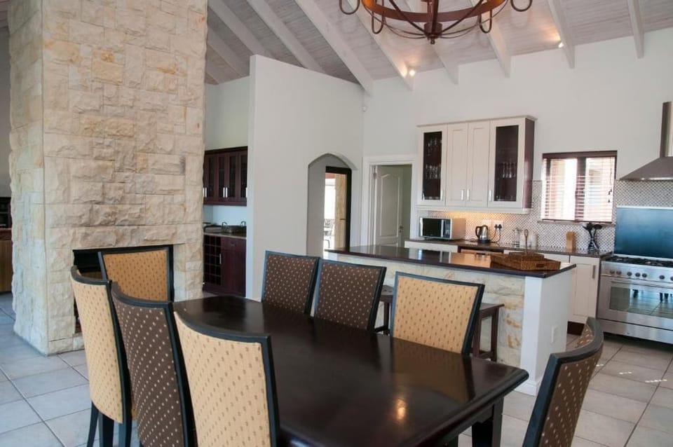 Comfort House, City View | Dining