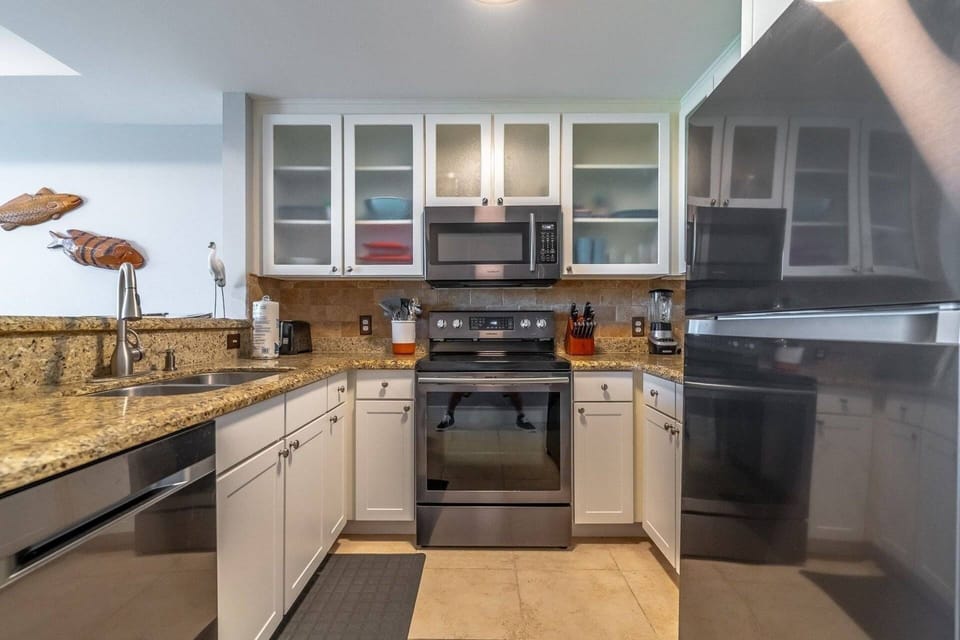 Fully Equipped kitchen with granite counters and stainless steel electric appliances