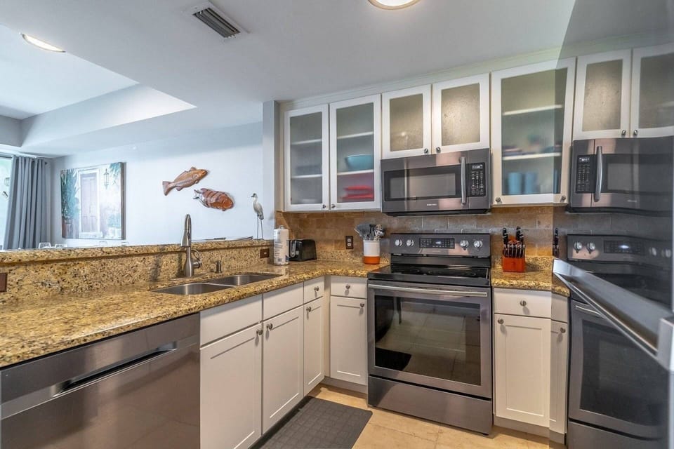 Fully Equipped kitchen with granite counters and stainless steel electric appliances