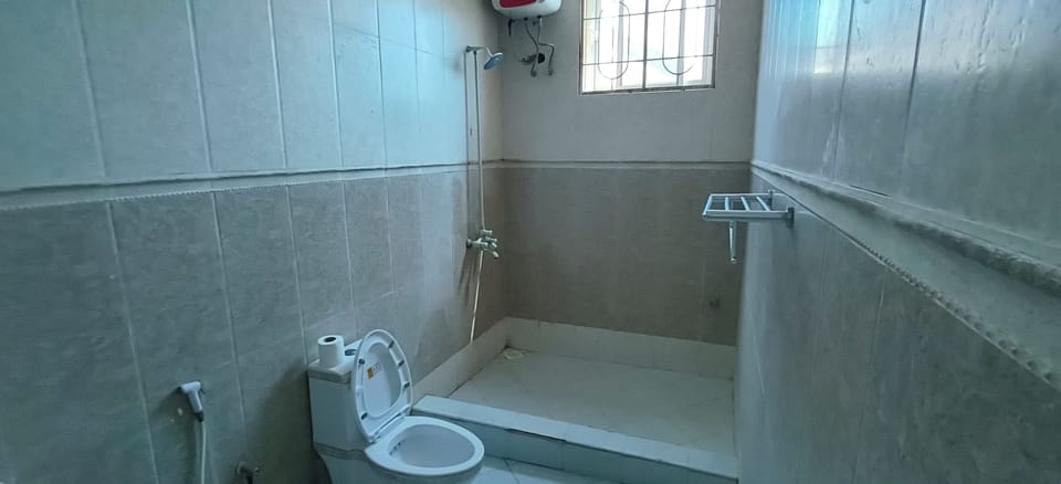 Double Room | Bathroom | Free toiletries, towels, soap, toilet paper