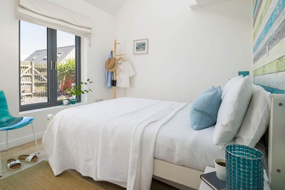 Bedroom with garden view at An Mordros Gwithian