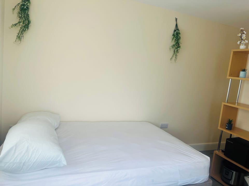 WiFi (free), bed sheets