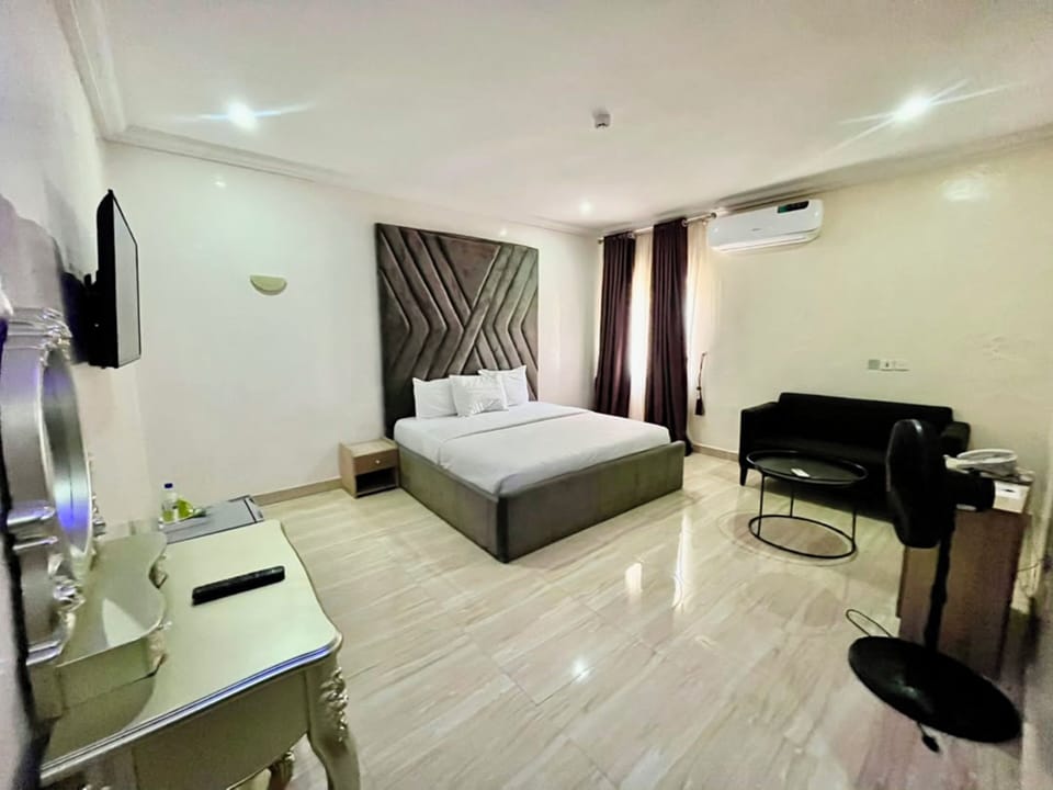Business Suite | Desk, laptop workspace, WiFi (free)