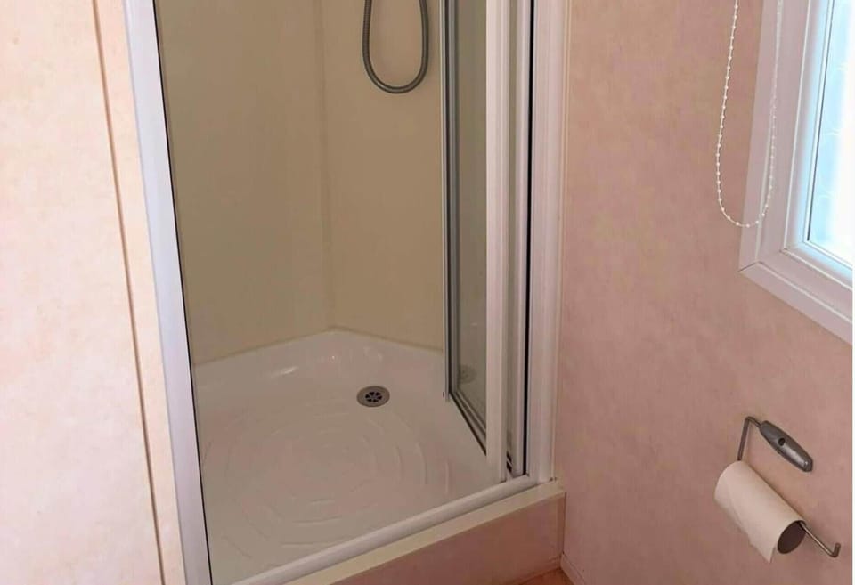Shower, towels