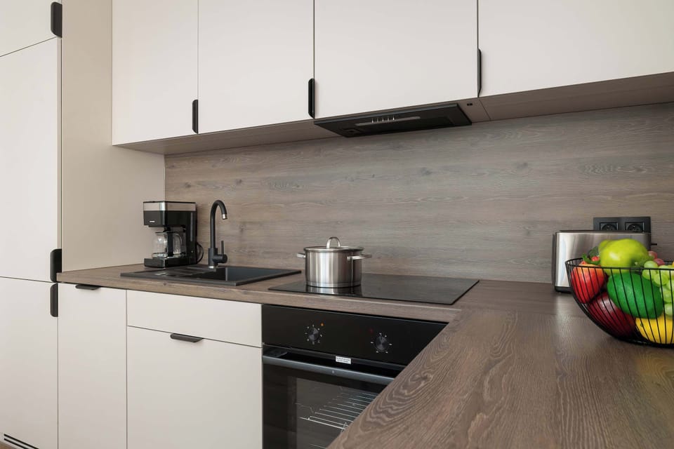 Fully equipped kitchen with a spacious worktop, modern appliances, and a dining table.