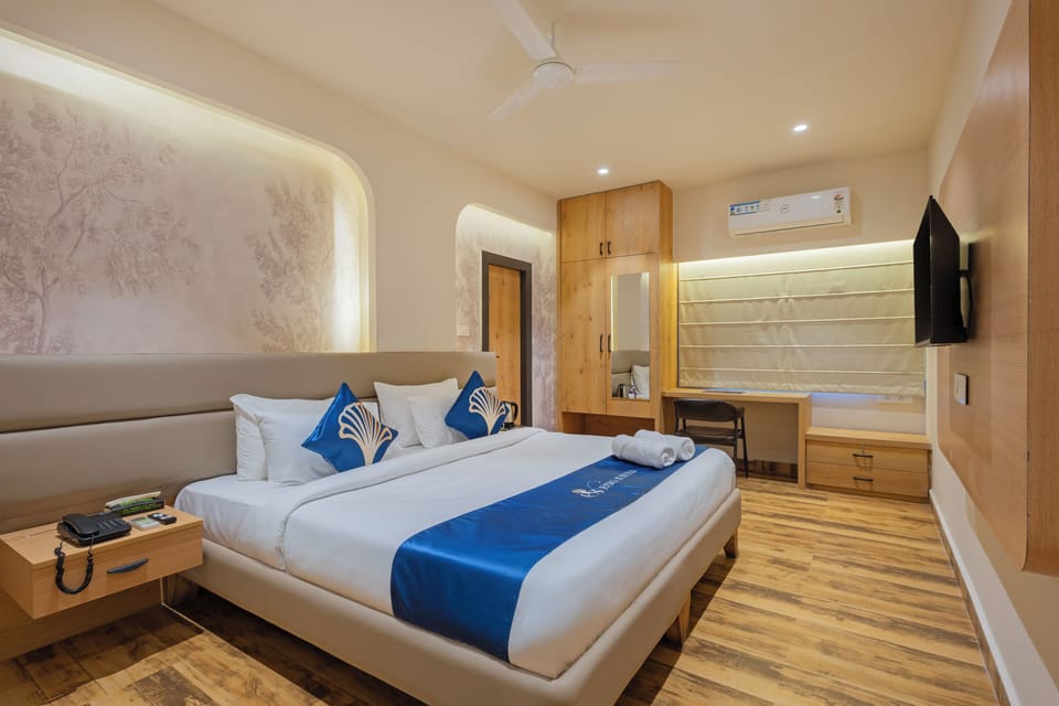 Executive Suite | In-room safe, desk, laptop workspace, blackout drapes