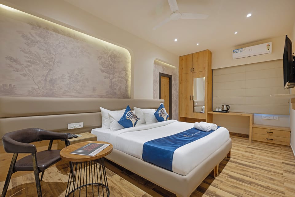 Premium Room | In-room safe, desk, laptop workspace, blackout drapes