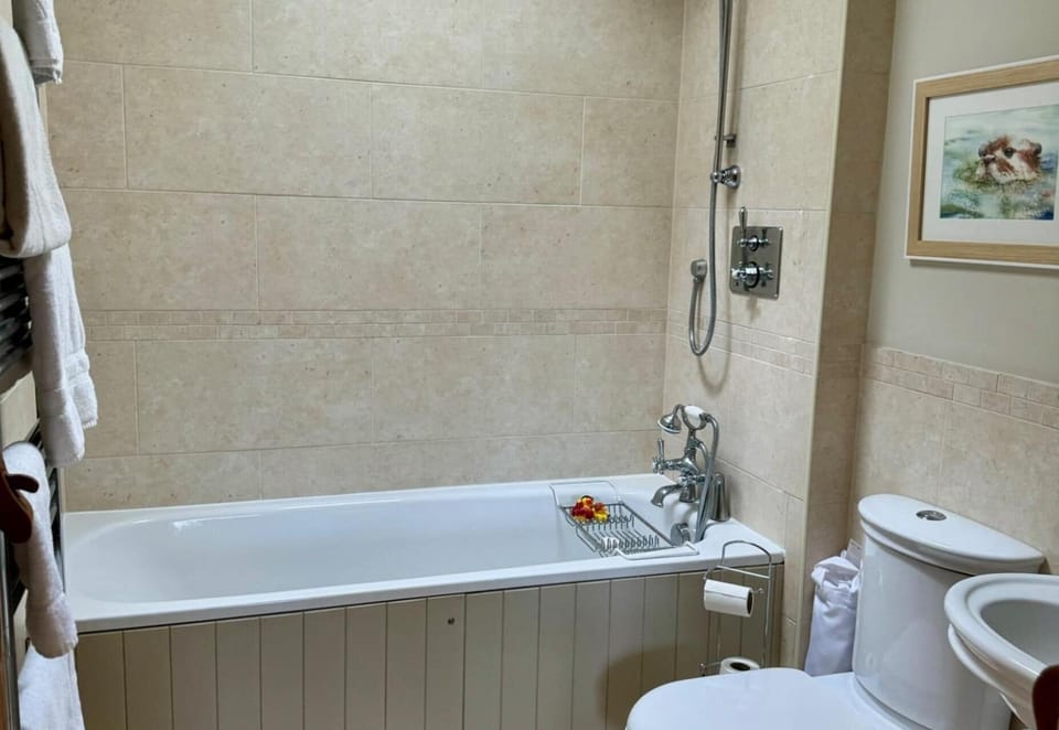 Combined shower/tub, deep soaking tub, hair dryer, towels