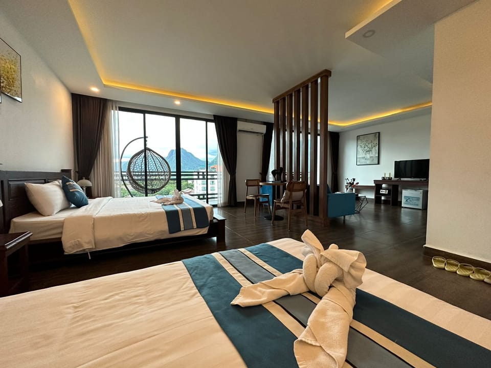 Deluxe Suite, Mountain View | Hypo-allergenic bedding available, pillowtop beds, in-room safe, desk