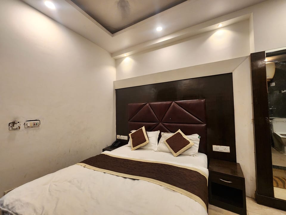 Deluxe Double Room, City View | Bathroom | Shower, towels, shampoo, toilet paper