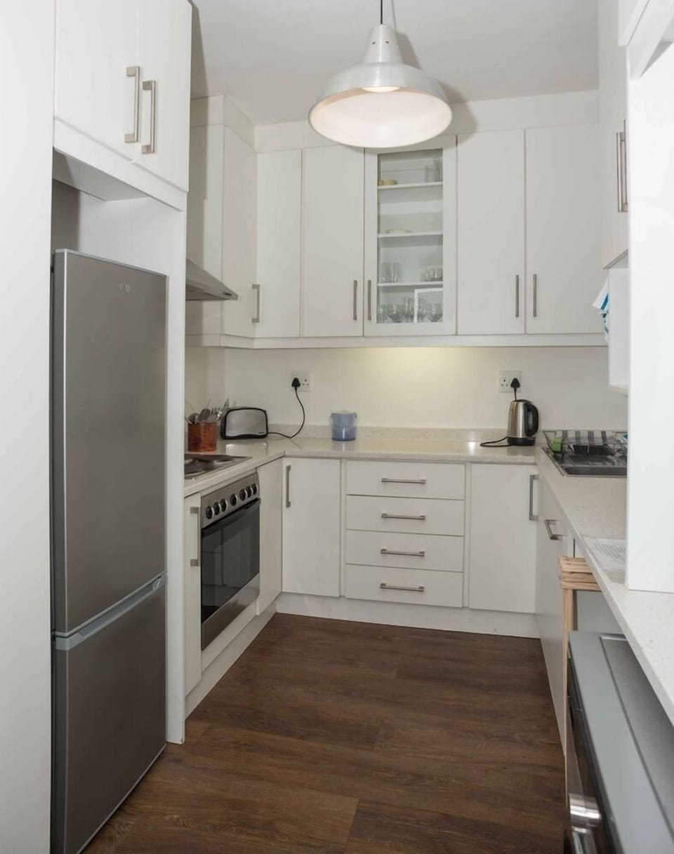 Bright modern kitchen with sleek finishes and fully equipped cooking space