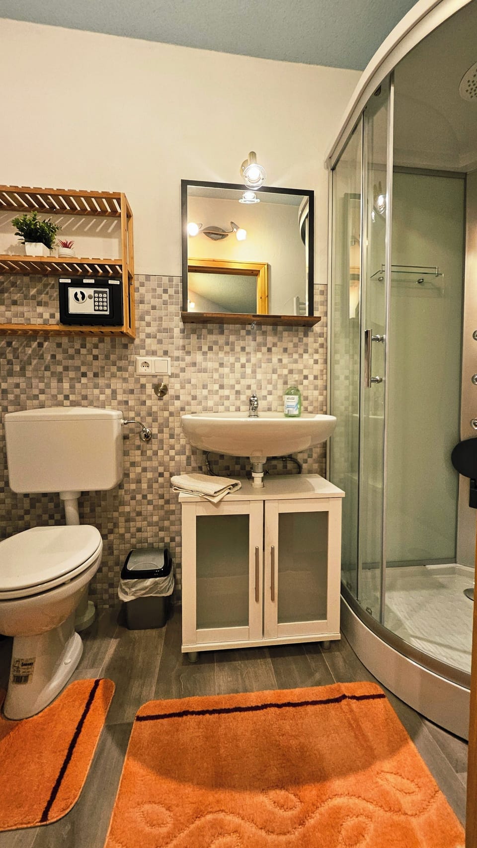 Single Room, Courtyard View (6) | Bathroom | Shower, towels, toilet paper