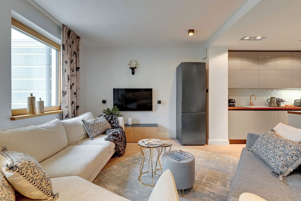Deluxe Apartment, Beachside | Living area | 40-inch flat-screen TV with cable channels, Netflix, Hulu
