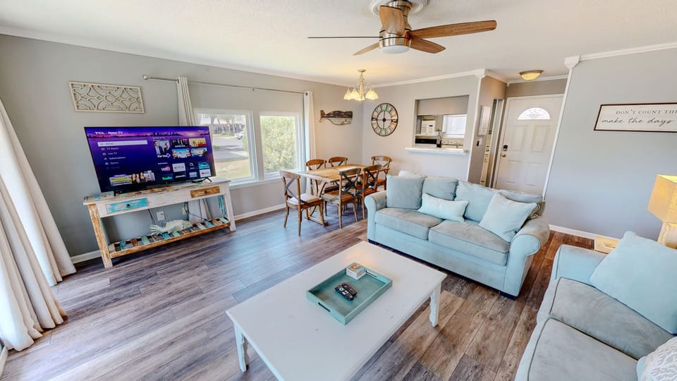 Condo, 2 Bedrooms | Living area