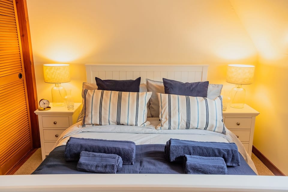 3 bedrooms, iron/ironing board, WiFi (free), bed sheets