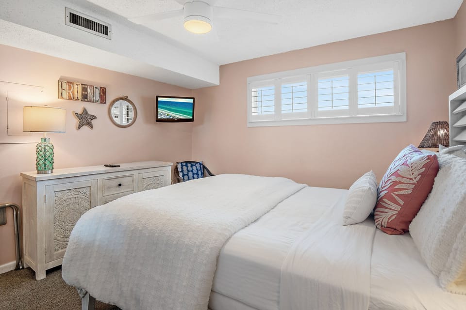 Guest bedroom with queen bed