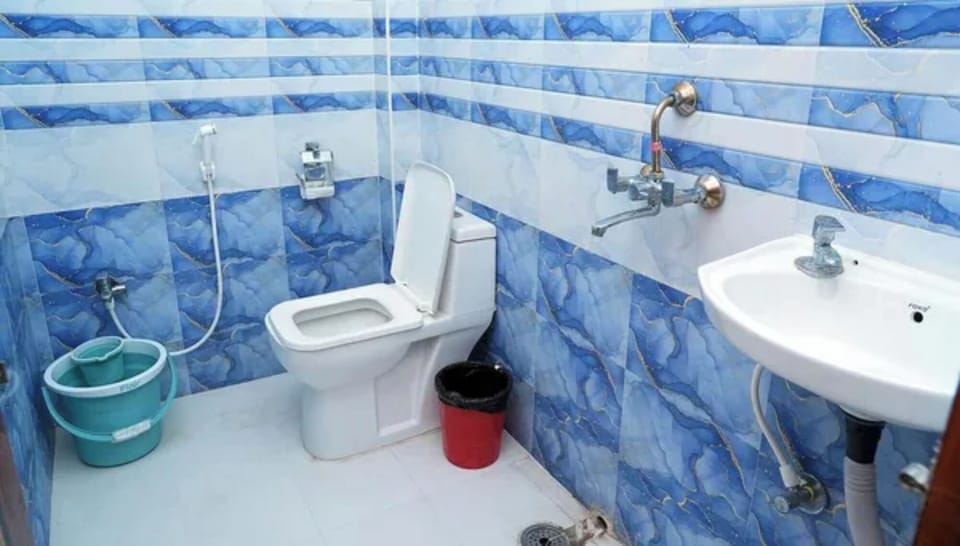 Shower, rainfall showerhead, free toiletries, towels