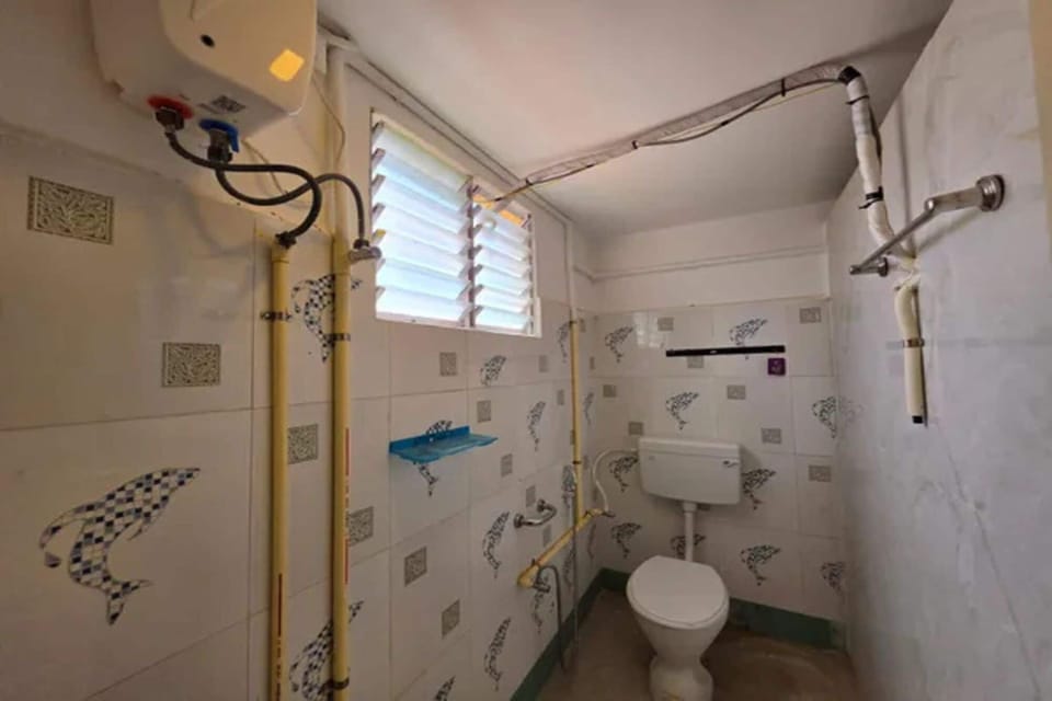 Shower, rainfall showerhead, free toiletries, towels