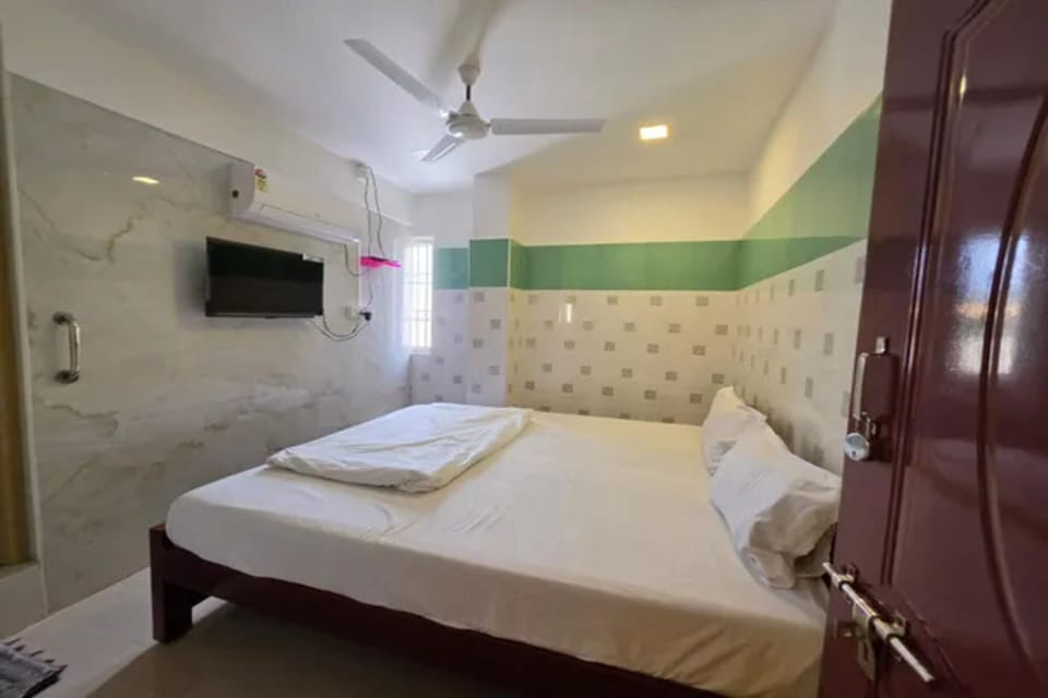 Deluxe Room | Egyptian cotton sheets, premium bedding, in-room safe, desk