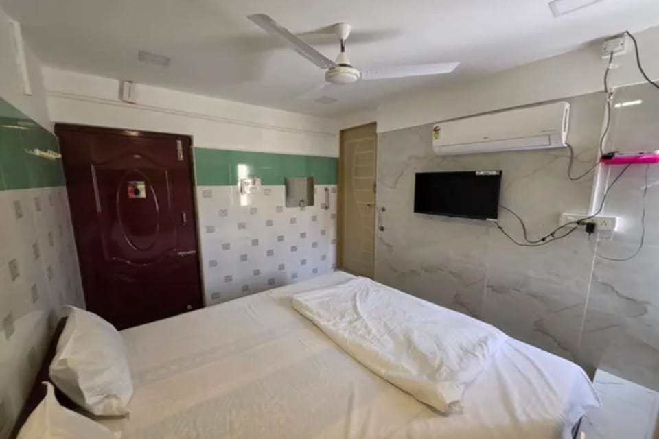Egyptian cotton sheets, premium bedding, in-room safe, desk