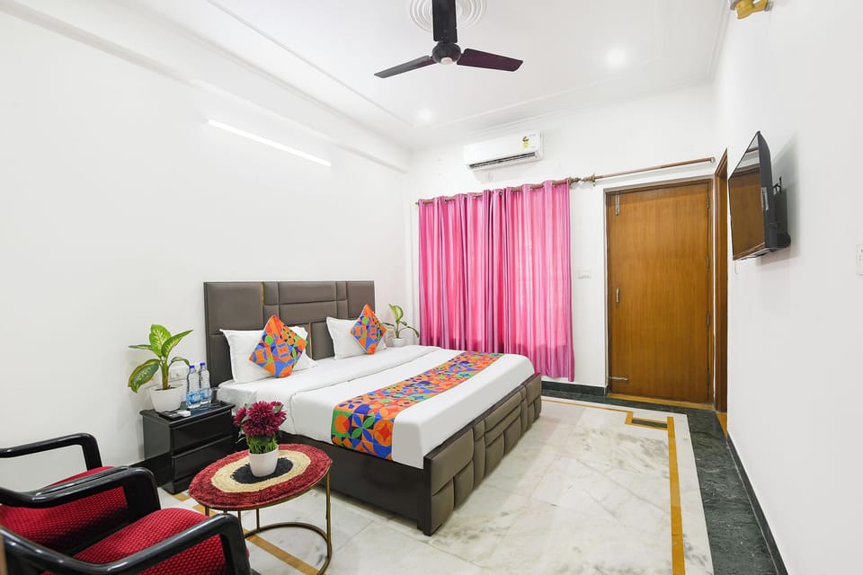 Egyptian cotton sheets, premium bedding, in-room safe, desk