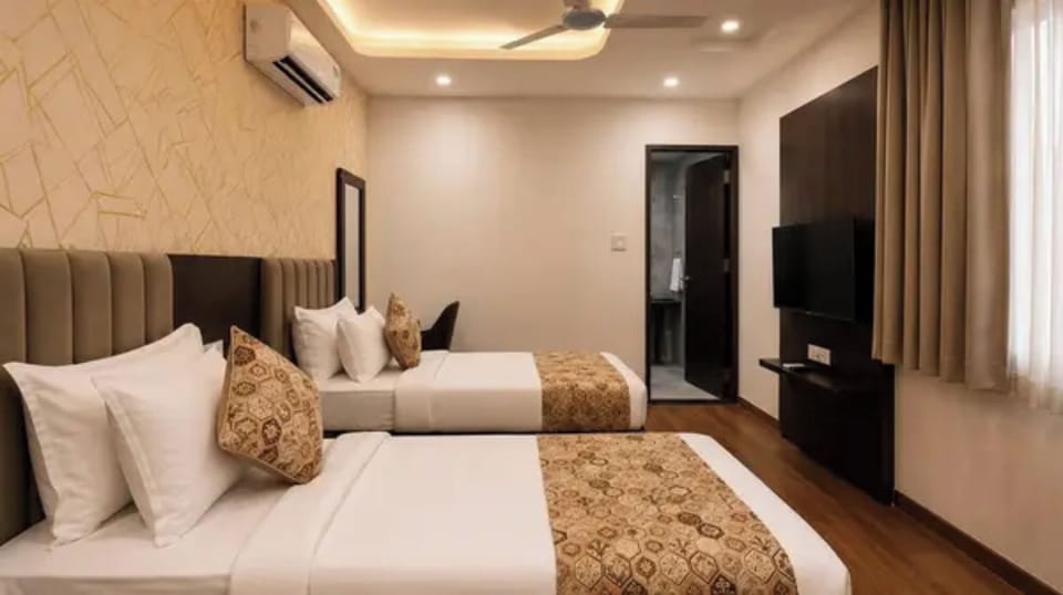 Egyptian cotton sheets, premium bedding, in-room safe, desk