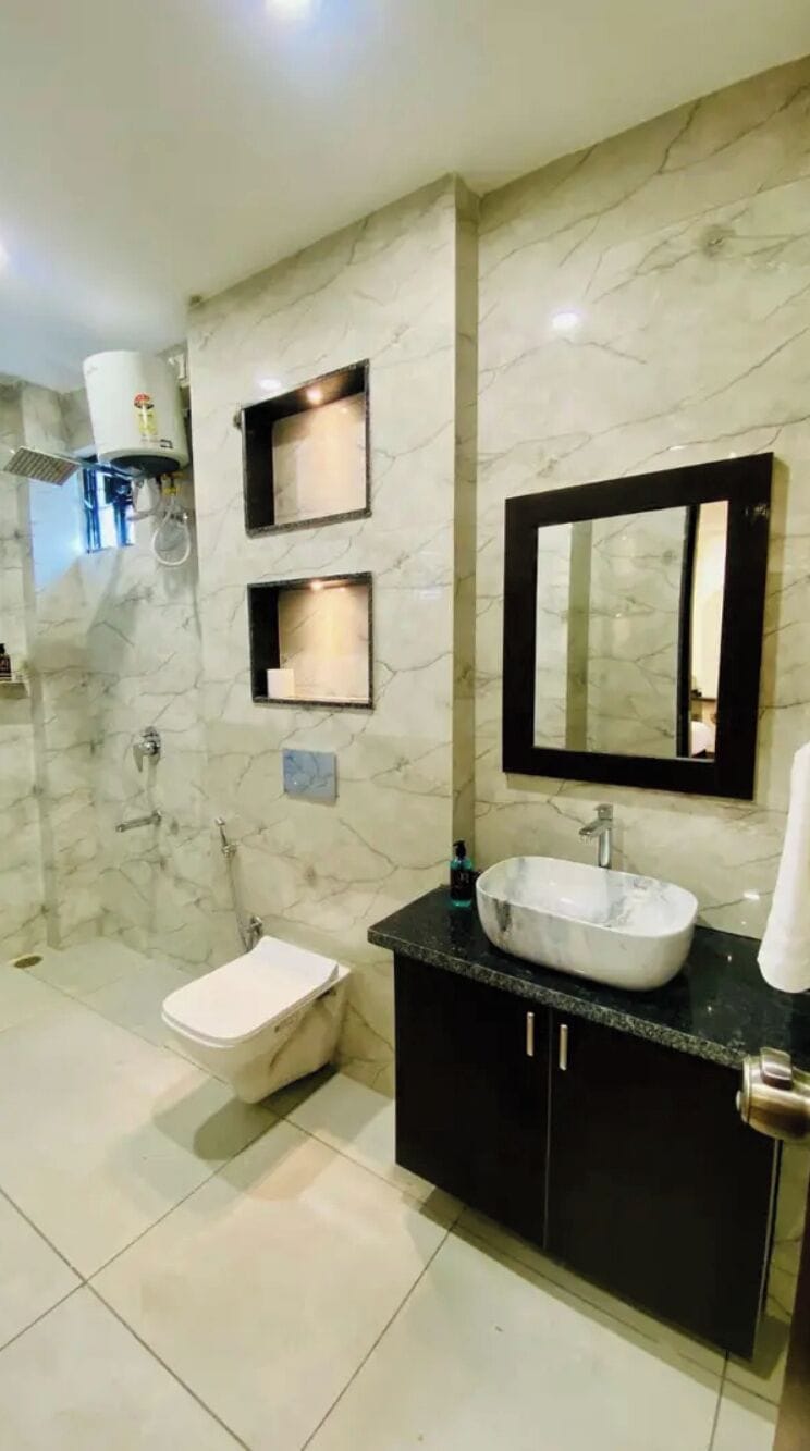 Shower, rainfall showerhead, free toiletries, towels