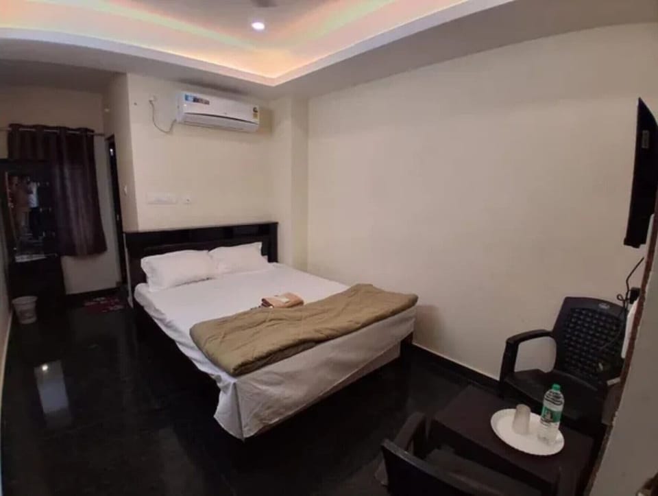 Deluxe Room | Egyptian cotton sheets, premium bedding, in-room safe, desk