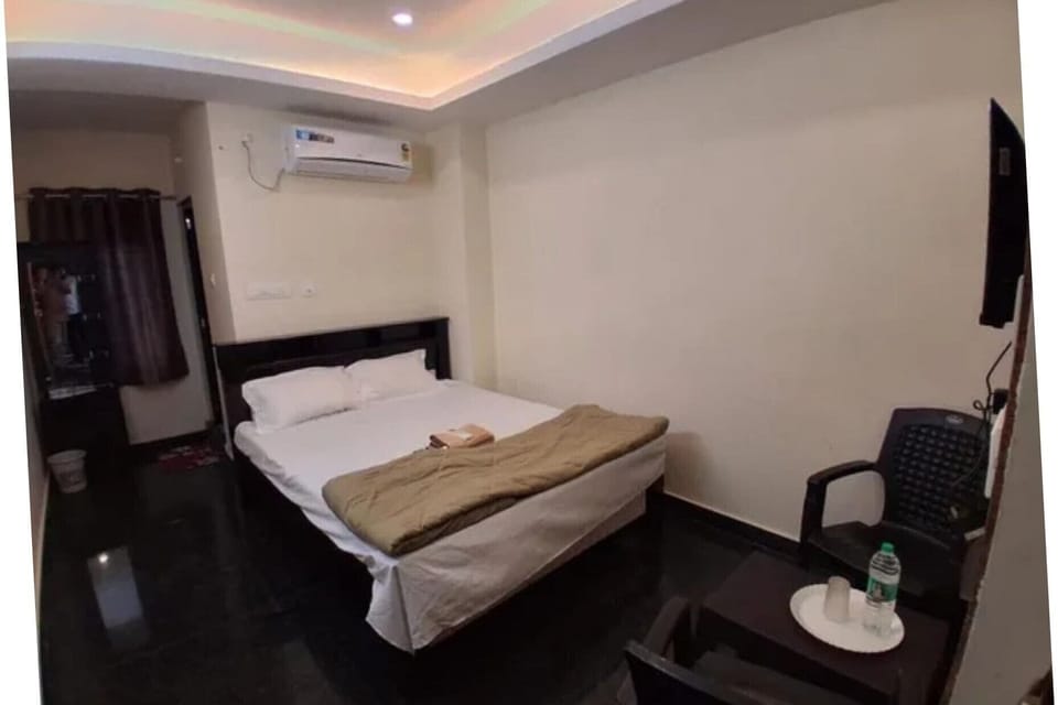 Deluxe Room | Egyptian cotton sheets, premium bedding, in-room safe, desk