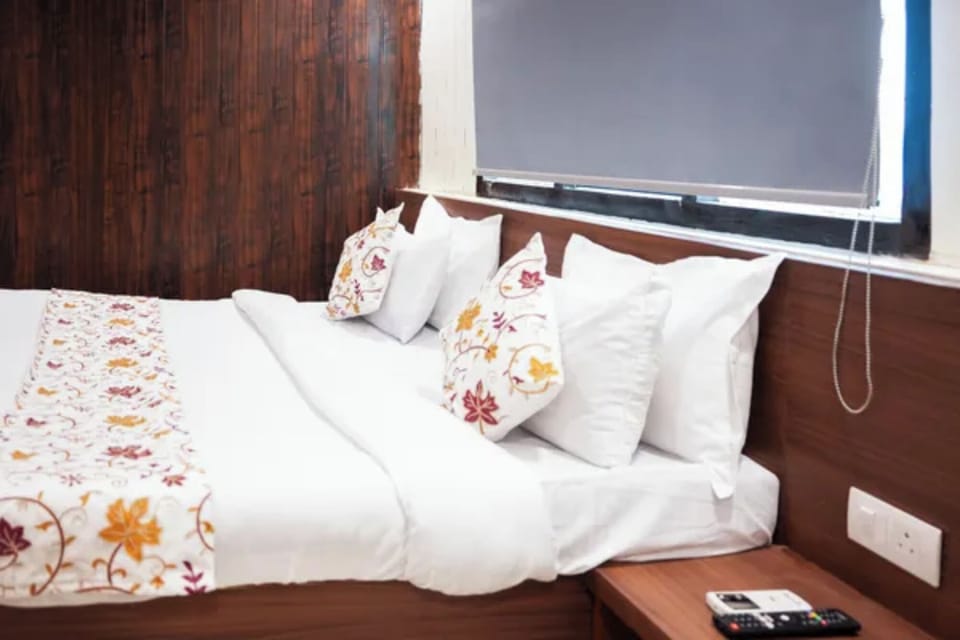 Egyptian cotton sheets, premium bedding, in-room safe, desk