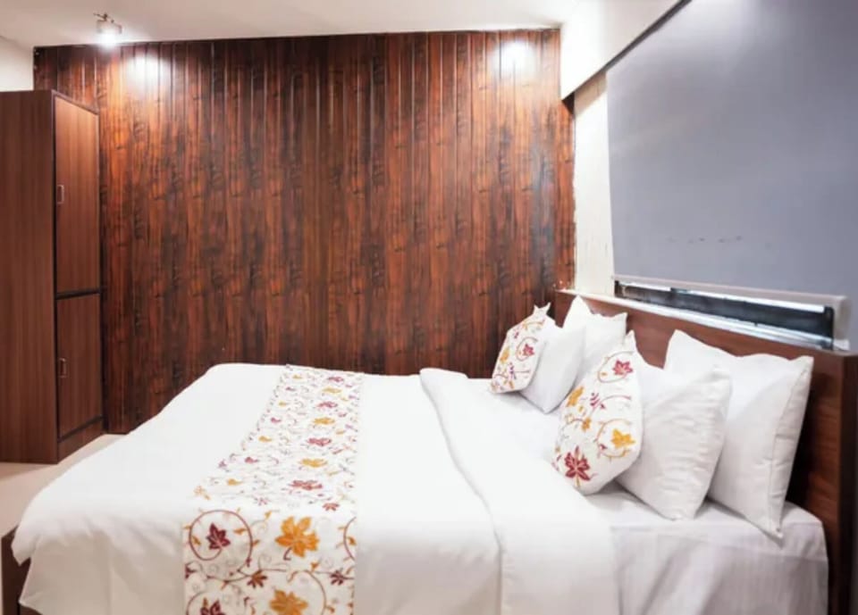 Egyptian cotton sheets, premium bedding, in-room safe, desk
