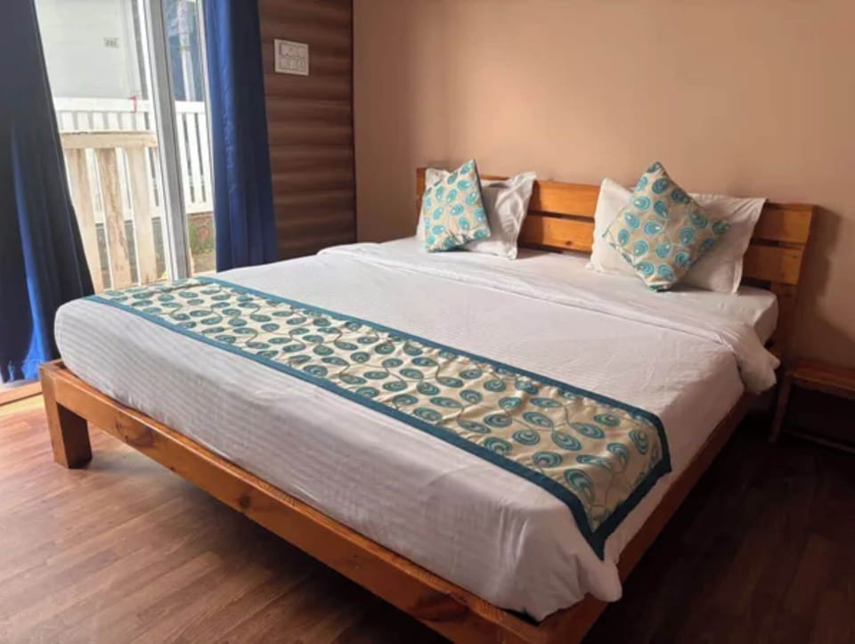 Deluxe Room | Egyptian cotton sheets, premium bedding, in-room safe, desk