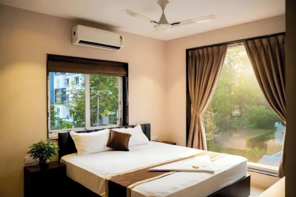 Premium Room | Egyptian cotton sheets, premium bedding, in-room safe, desk