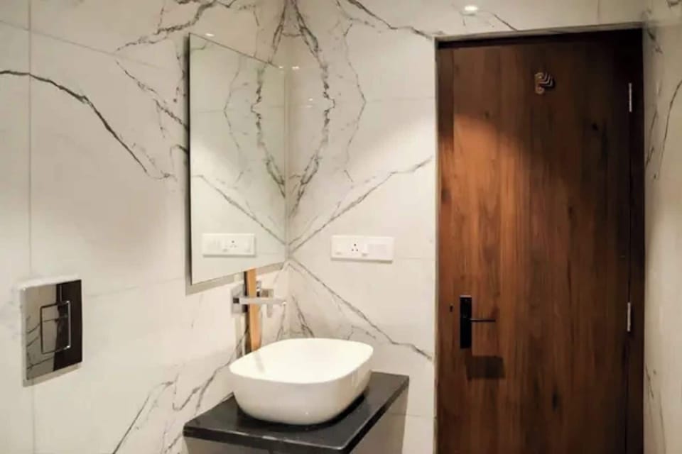 Shower, rainfall showerhead, free toiletries, towels