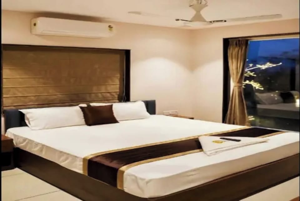 Egyptian cotton sheets, premium bedding, in-room safe, desk